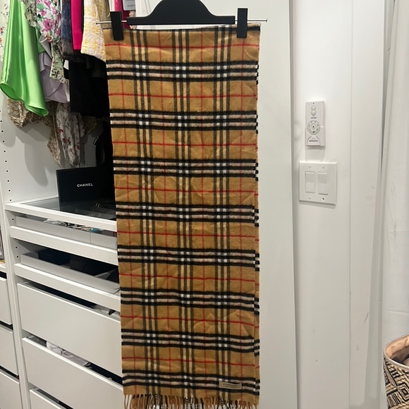 Burberry scarf - Picture 1 of 4